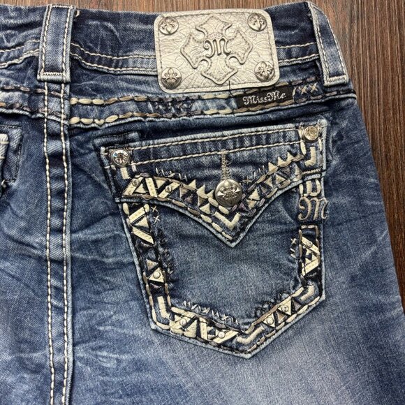 Miss Me Signature Crop Jeans Rhinestone Distressed Light Wash Size 29 - Picture 8 of 13